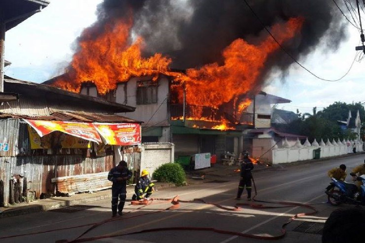 ไฟไหม้กลางเมืองสกลนครเสียหาย2คูหา ไฟไหม้กลางเมืองสกลนครเสียหาย2คูหา