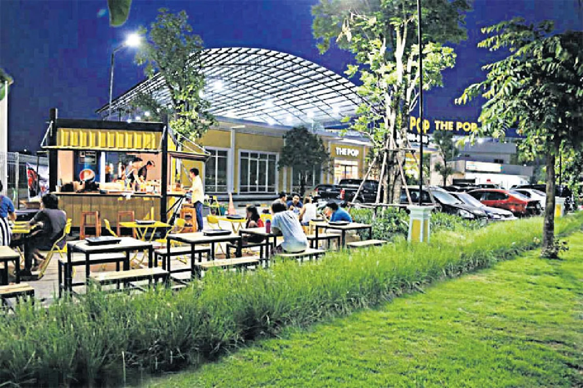 เตะฟุตซอลมองทุ่งข้าว ที่ เดอะป๊อป แจ้งวัฒนะ