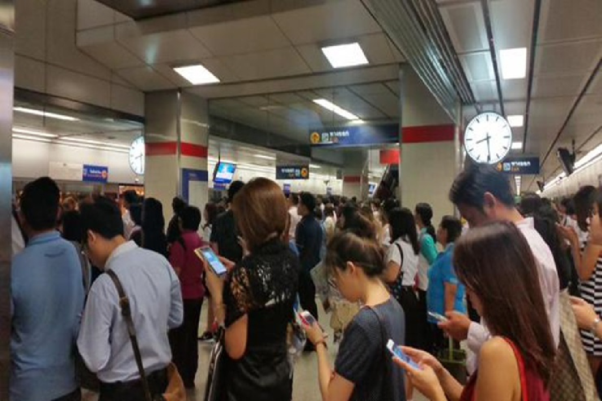 รถไฟใต้ดินขัดข้อง-คนตกค้างอื้อ รถไฟใต้ดินขัดข้อง-คนตกค้างอื้อ