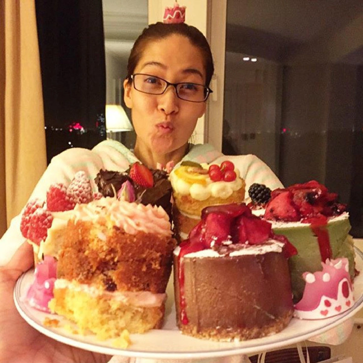 สุดอบอุ่น! พลอย เฌอมาลย์ ฉลองวันเกิด 33 ปีที่อังกฤษ