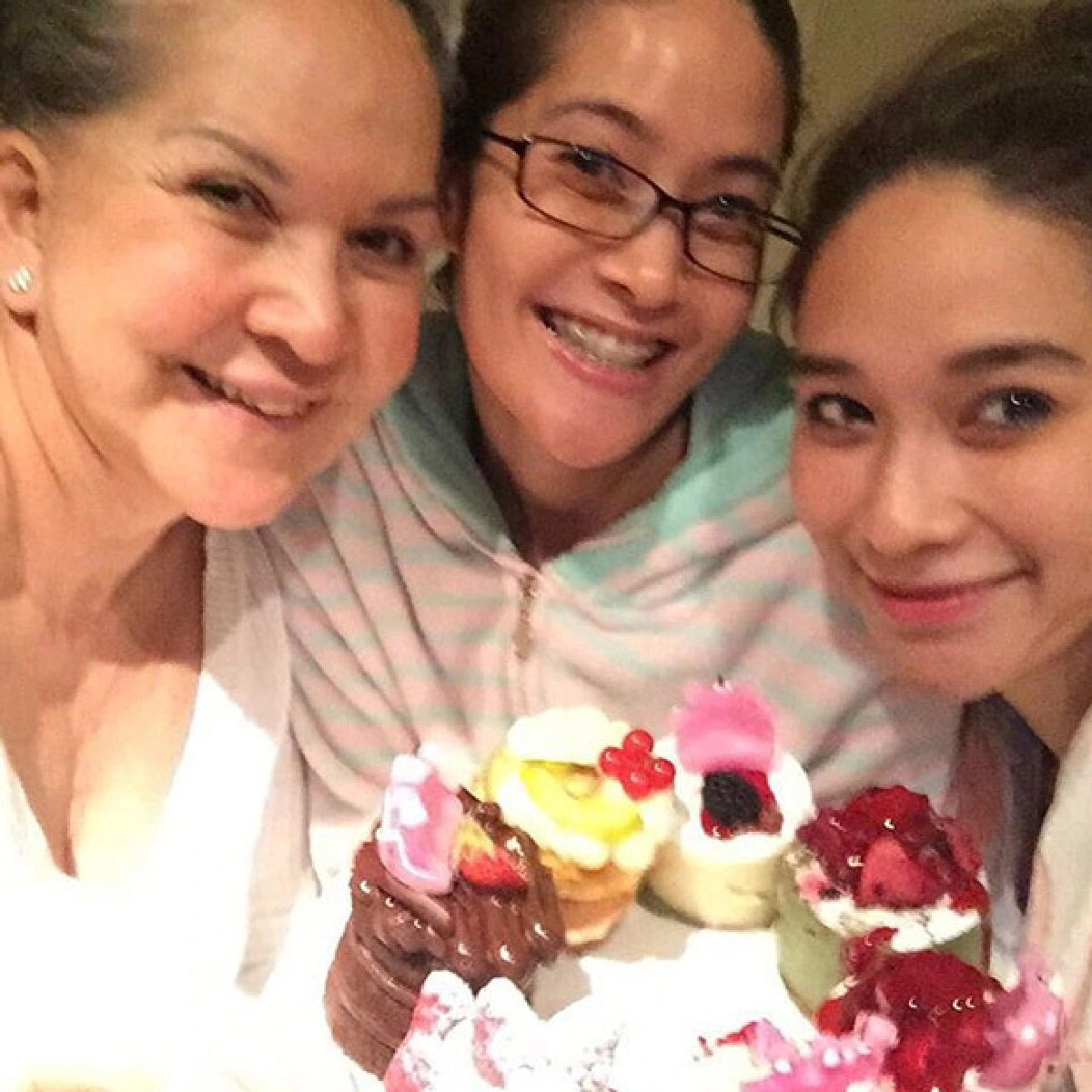 สุดอบอุ่น! พลอย เฌอมาลย์ ฉลองวันเกิด 33 ปีที่อังกฤษ