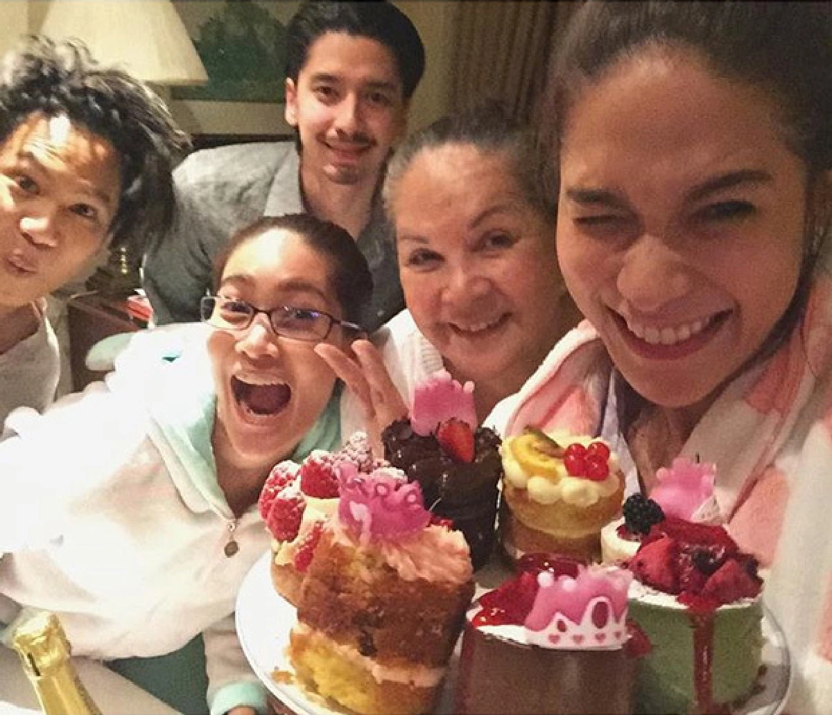 สุดอบอุ่น! พลอย เฌอมาลย์ ฉลองวันเกิด 33 ปีที่อังกฤษ