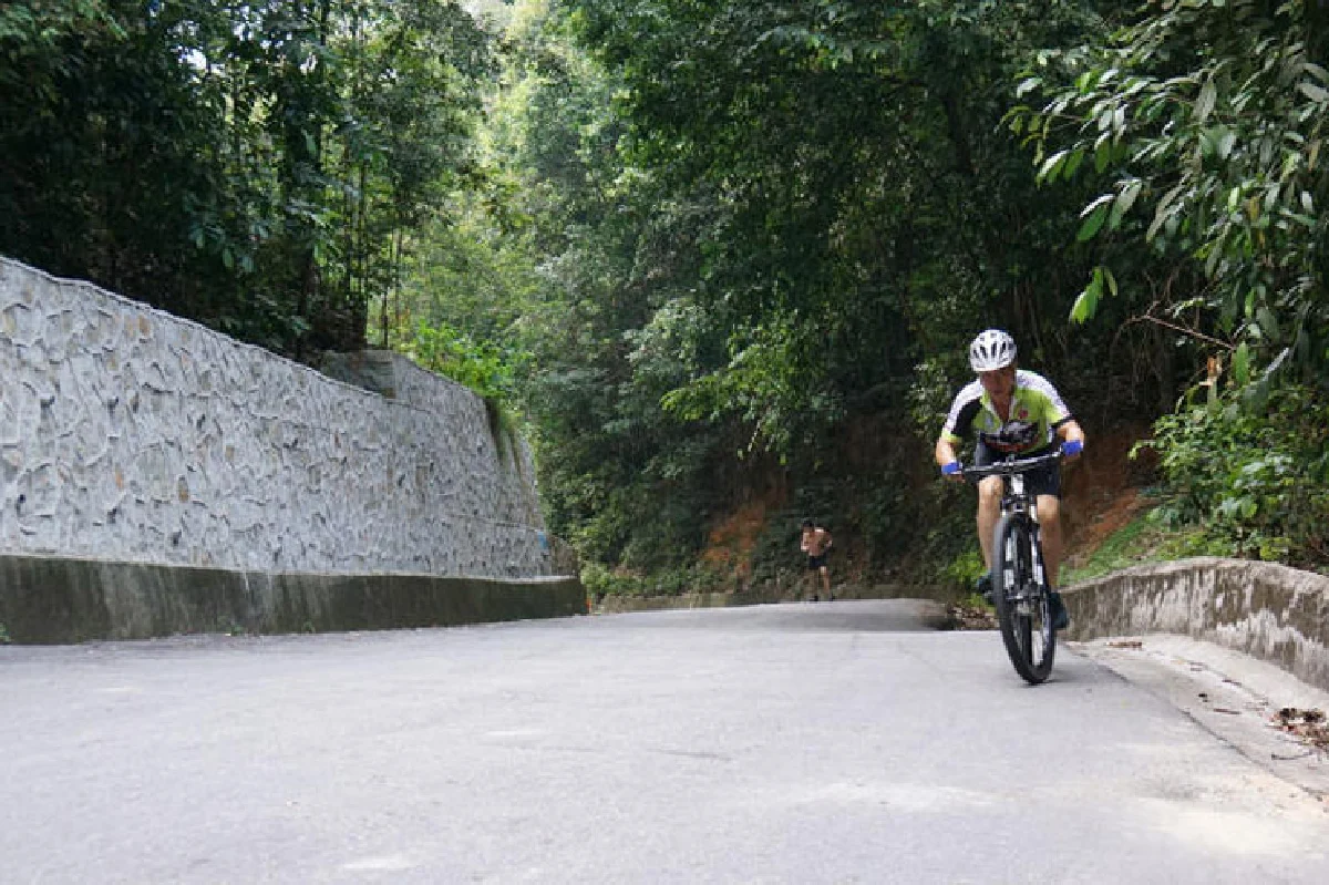 เดินเท้าขึ้นปีนังฮิลล์ วัดกำลังขา ท้ากำลังใจ