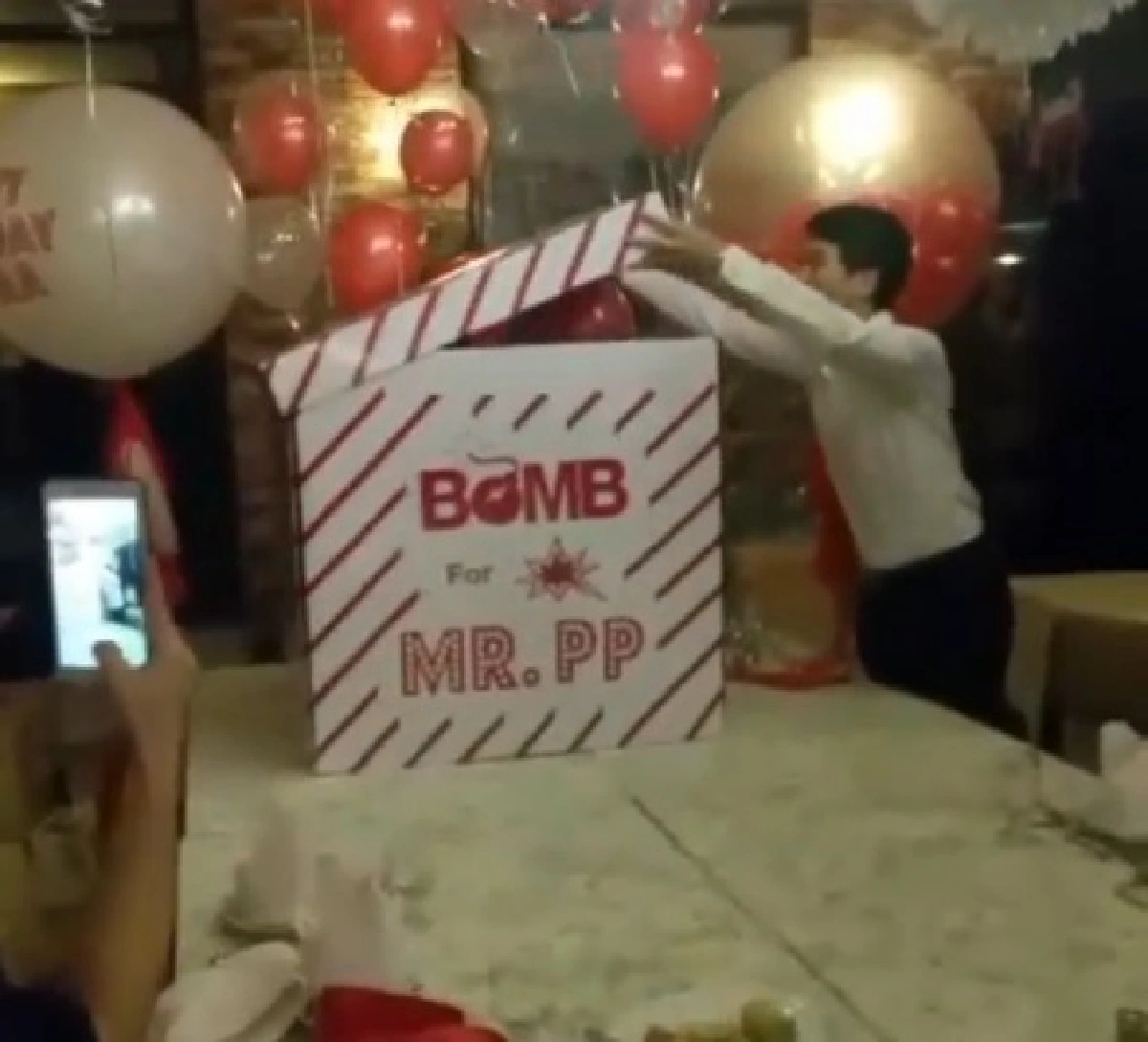 น่ารักอ่ะ! มิ้นต์ เซอร์ไพรส์วันเกิด ภูผา ซ่อนตัวในกล่องของขวัญ