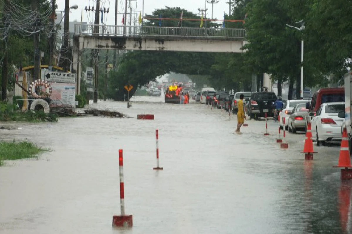 ระยองน้ำท่วมบางจุดสูงเกือบมิดหลังคารถ