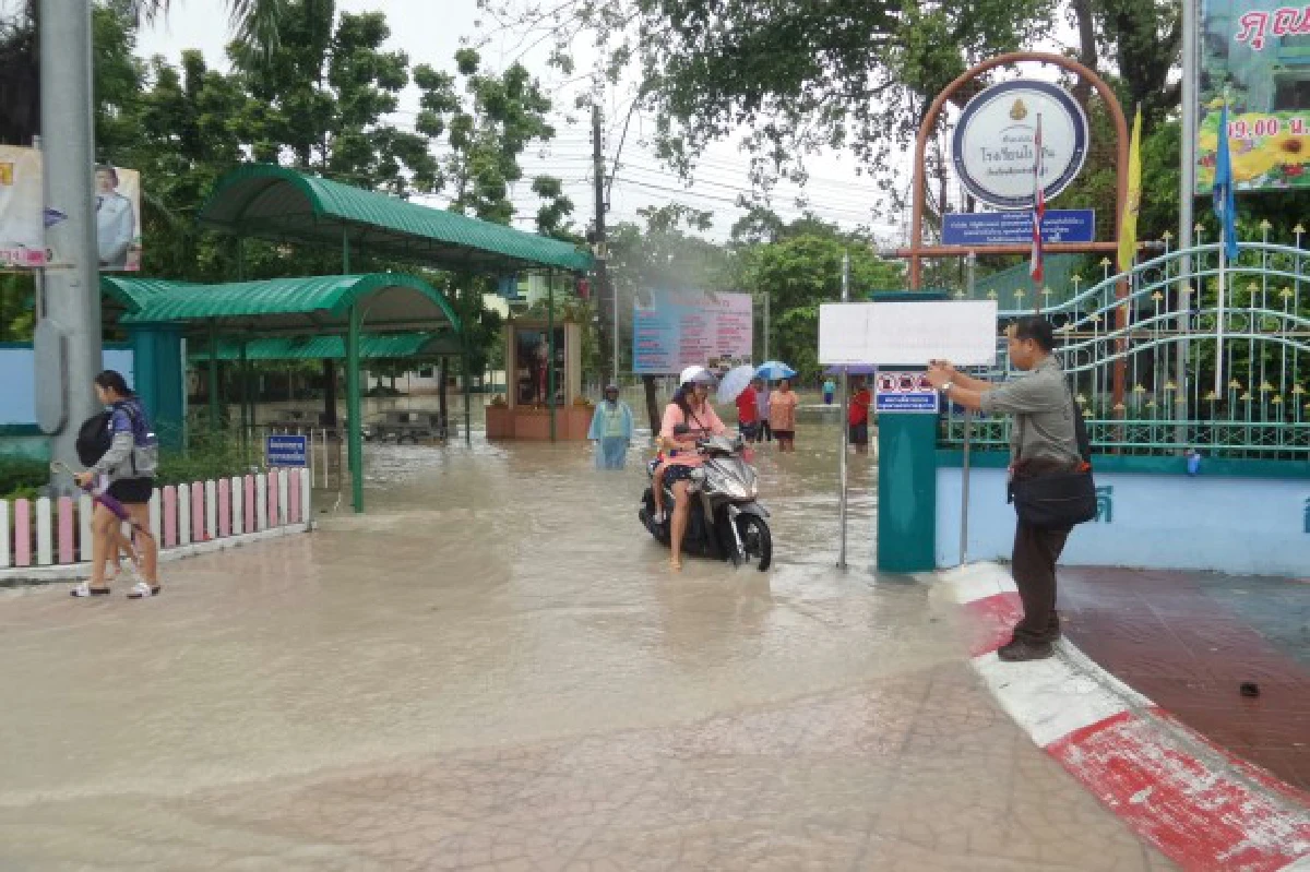 ระยองน้ำท่วมบางจุดสูงเกือบมิดหลังคารถ