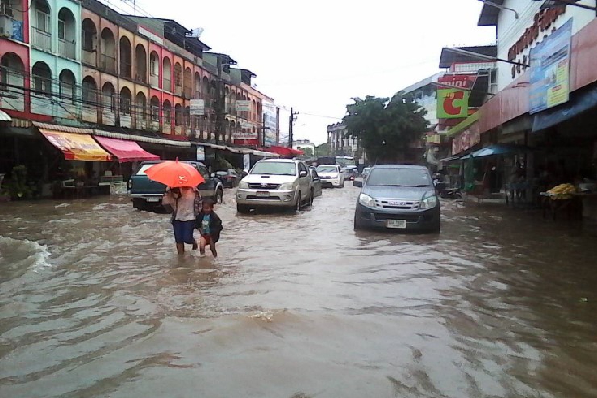 ฝนถล่มน้ำท่วมย่านการค้าพนมสารคาม ฝนถล่มน้ำท่วมย่านการค้าพนมสารคาม