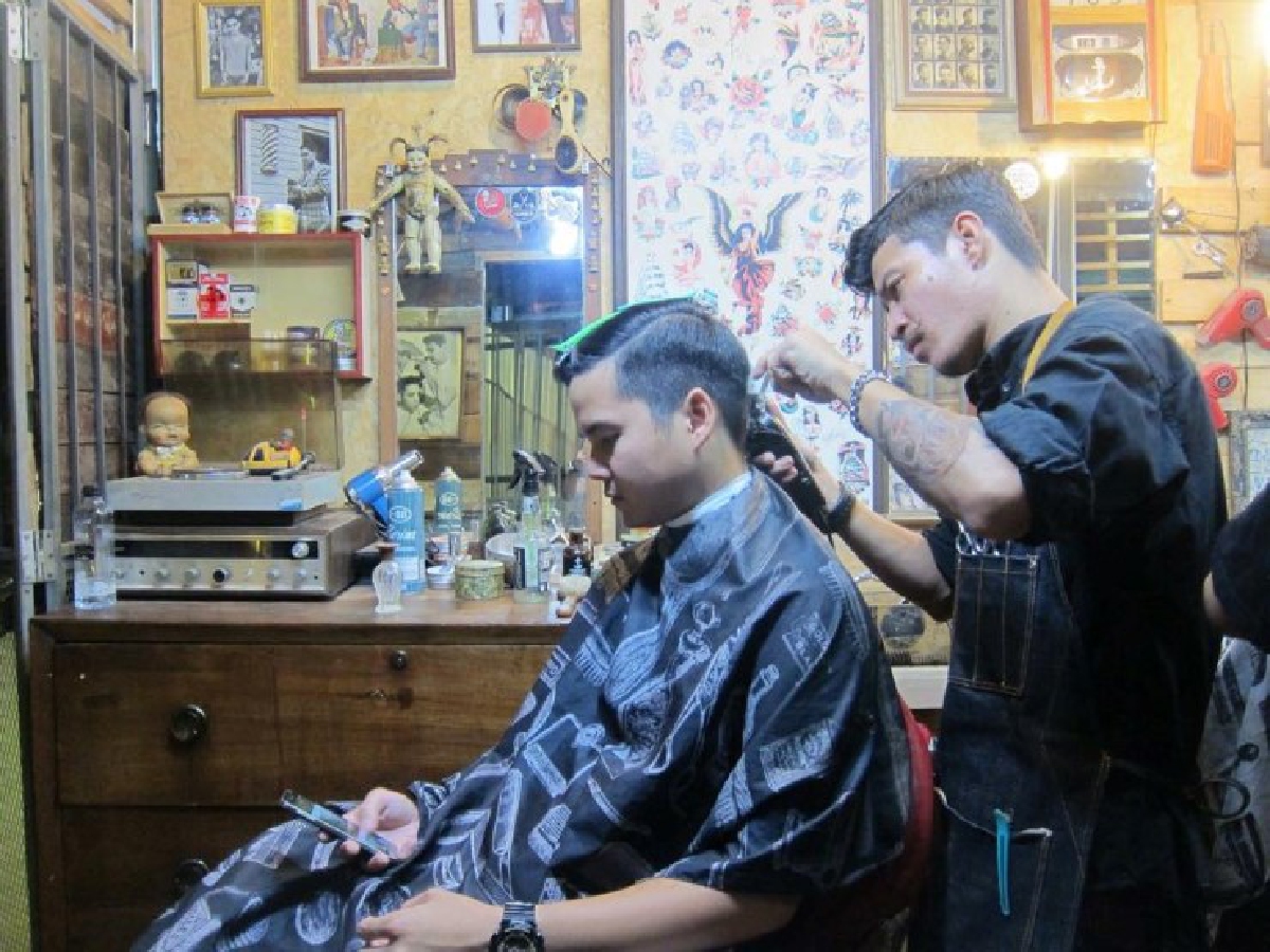 "สตรีทบาร์เบอร์" เมื่อทรงวินเทจ-ร้านตัดผมในตลาดนัดกลับมาเฟื่องฟู "สตรีทบาร์เบอร์" เมื่อทรงวินเทจ-ร้านตัดผมในตลาดนัดกลับมาเฟื่องฟู