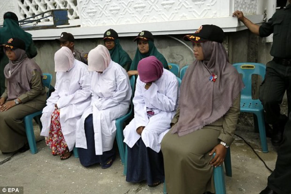 สื่อนอกเผยภาพหญิงอินโดถูกเฆี่ยนประจาน เหตุ"ชิงสุกก่อนห่าม"