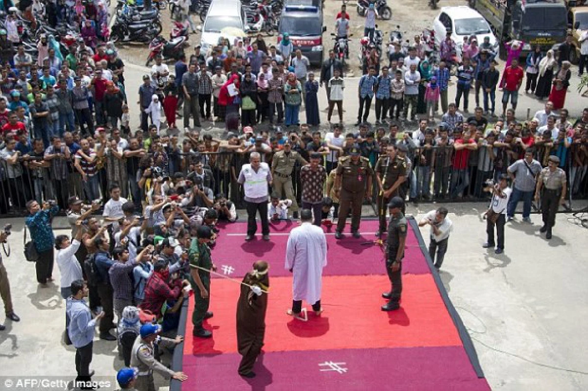 สื่อนอกเผยภาพหญิงอินโดถูกเฆี่ยนประจาน เหตุ"ชิงสุกก่อนห่าม"