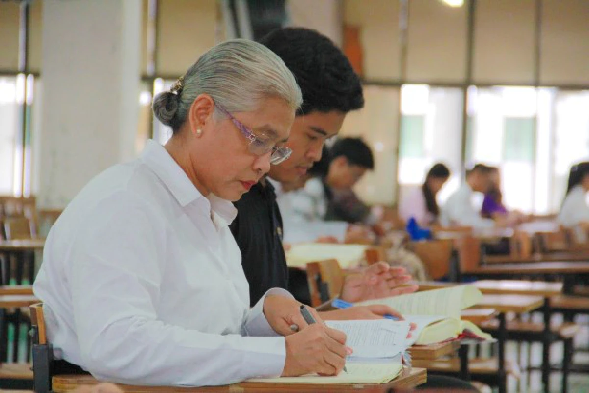 "ไม่มีใครแก่เกินเรียน" เปิดใจบัณฑิตสูงวัยแห่งรั้วพ่อขุน