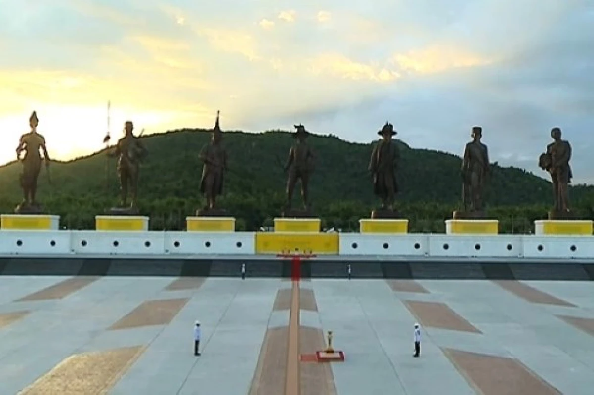 สมเด็จพระบรมฯเสด็จทรงเปิดอุทยานราชภักดิ์