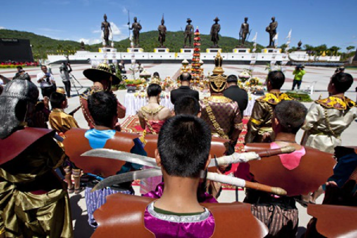 ผบ.ทบ.บวงสรวงก่อนพิธีเปิดอุทยานราชภักดิ์