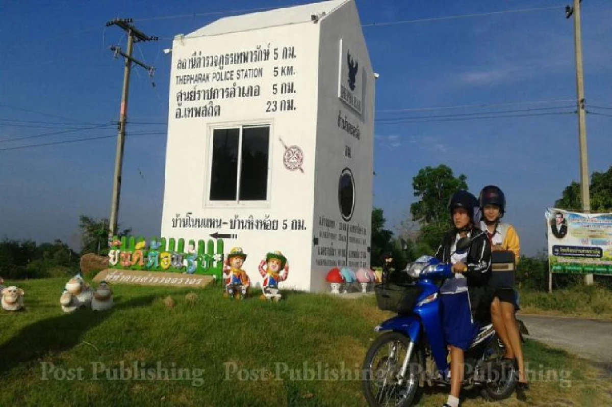 ชาวบ้านฮือฮาตู้ยามตำรวจทรงหลักกิโลเมตร