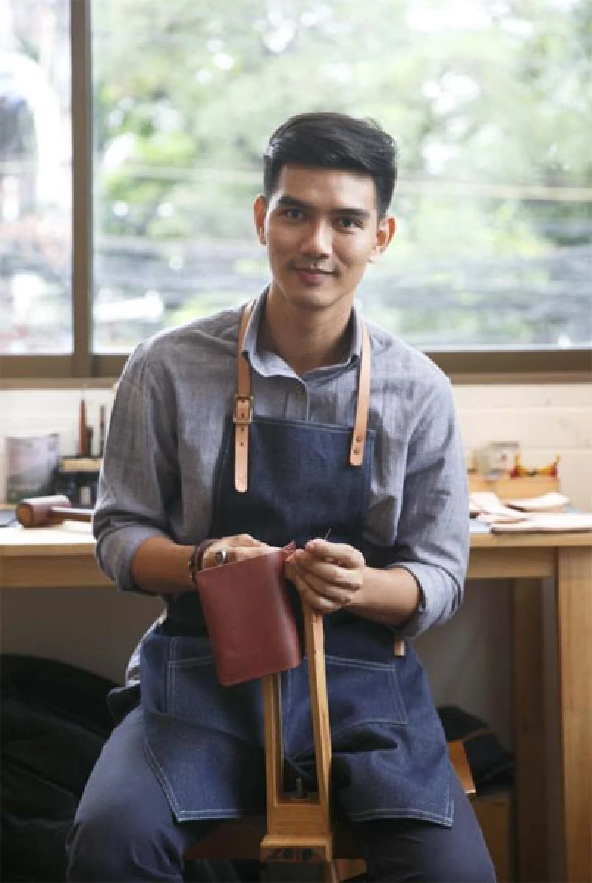 จิรวัฒน์ คำพร้อม  กับงานเครื่องหนังที่ชวนหลงใหล