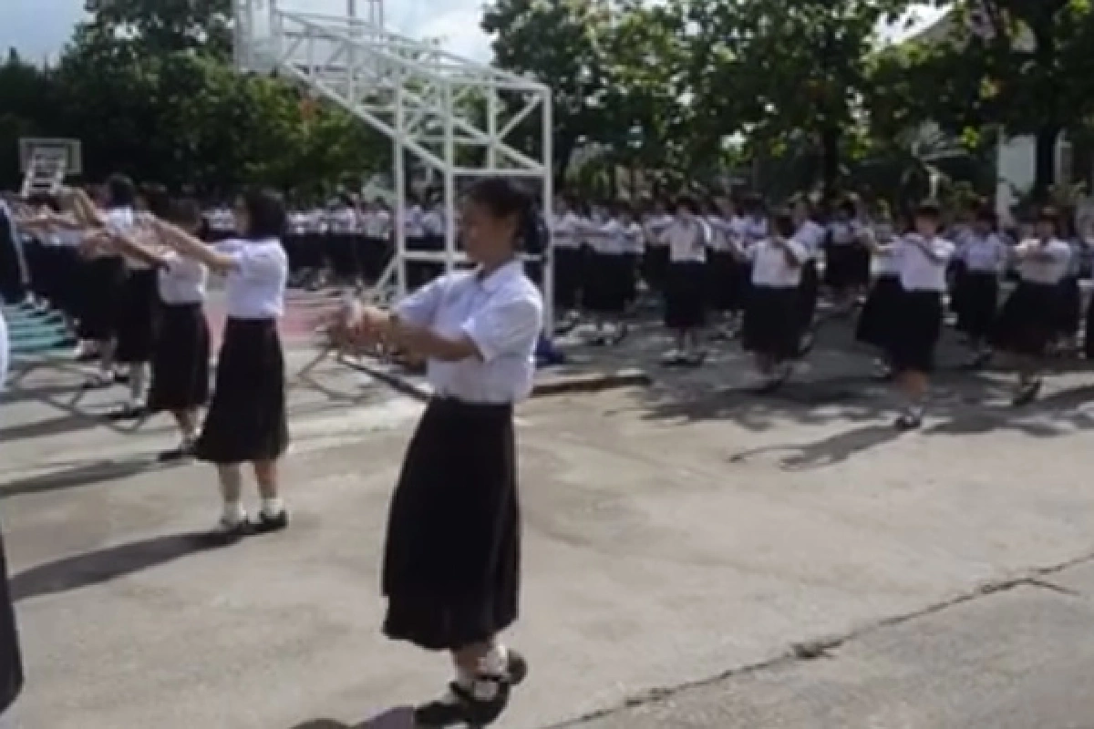 สังคมออนไลน์ชื่นชมคลิป "นางรำทั้งโรงเรียน"