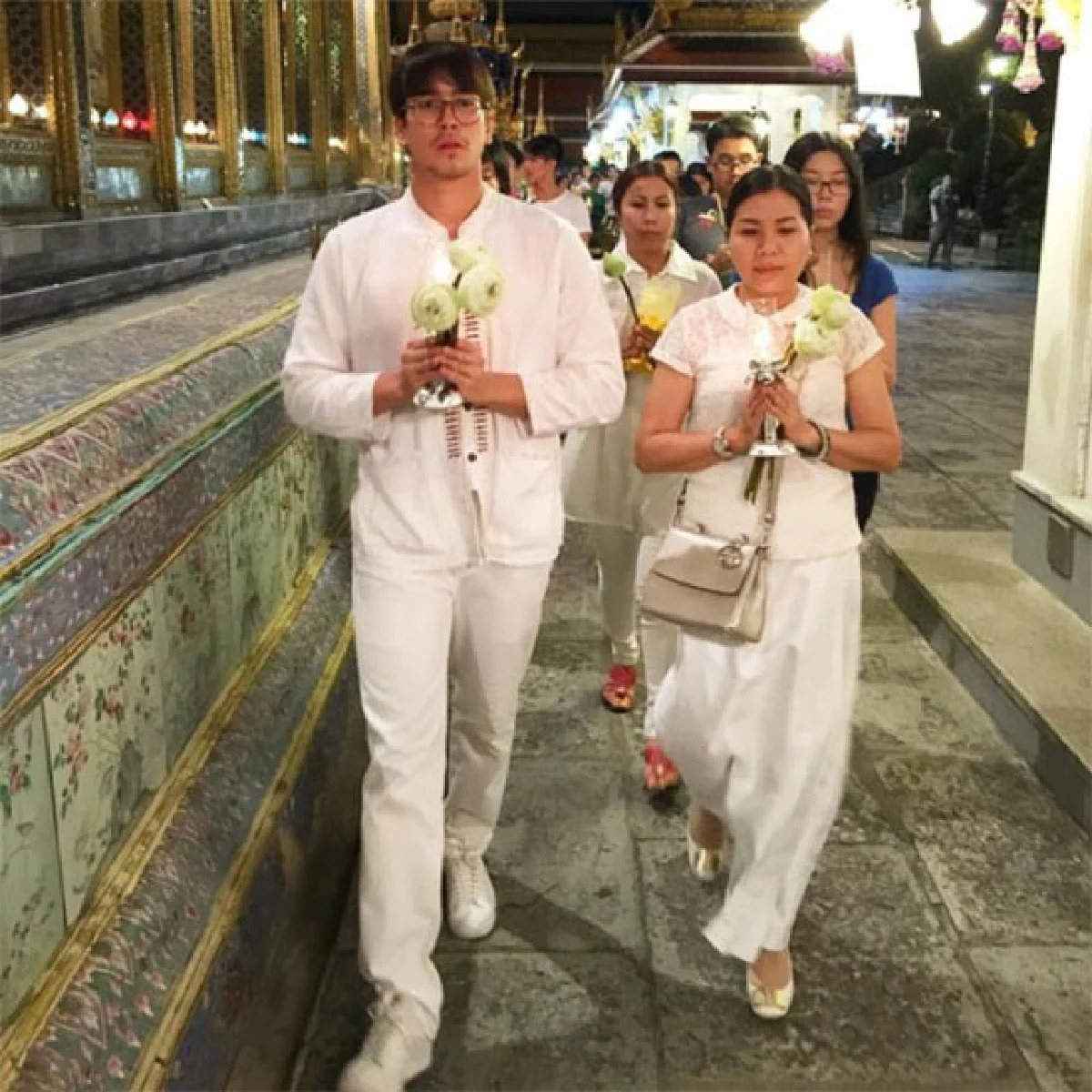 หนุ่มหล่อ ใฝ่ธรรมะ