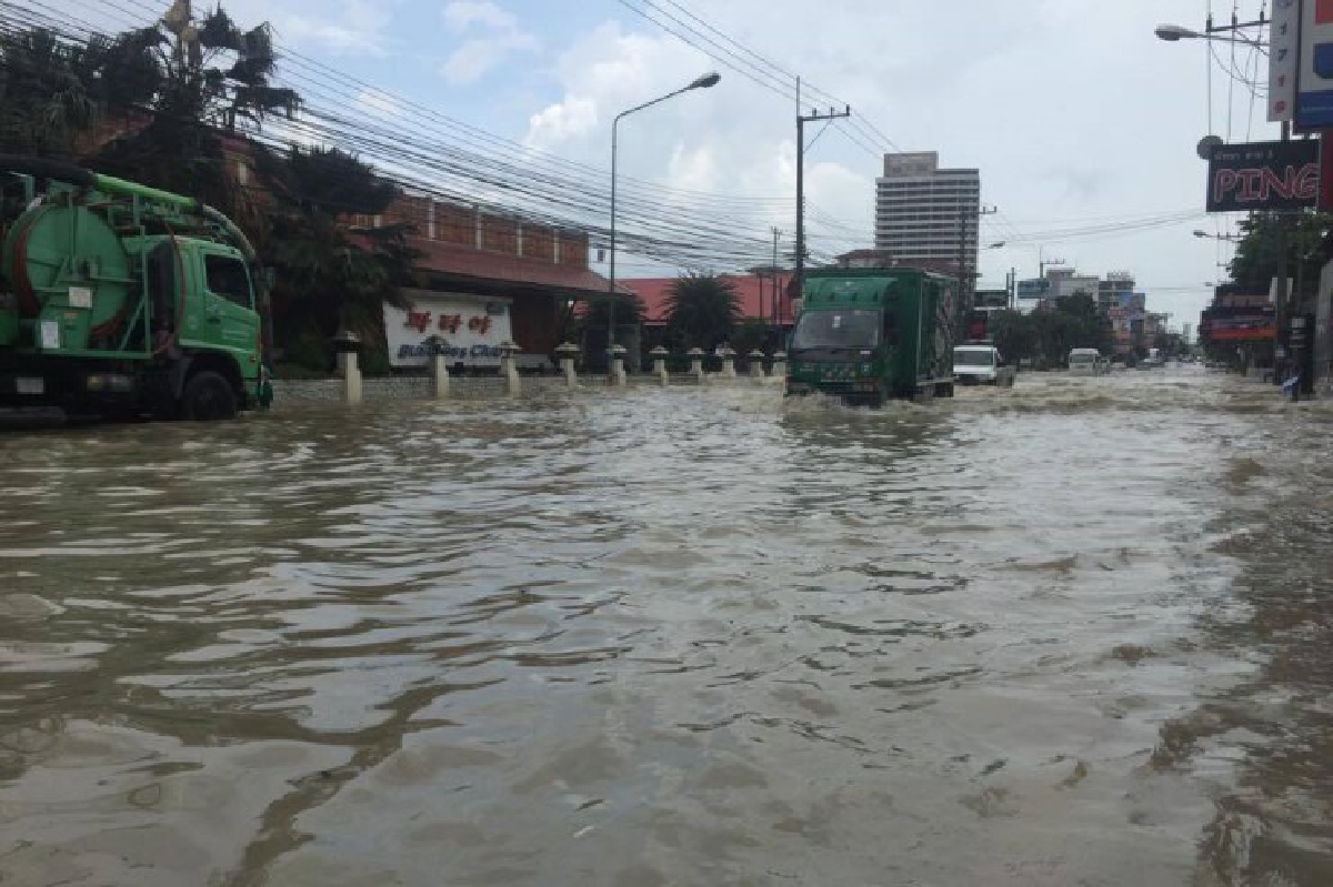 ฝนกระหน่ำพัทยาน้ำท่วมสูงนาน1ชม. ฝนกระหน่ำพัทยาน้ำท่วมสูงนาน1ชม.
