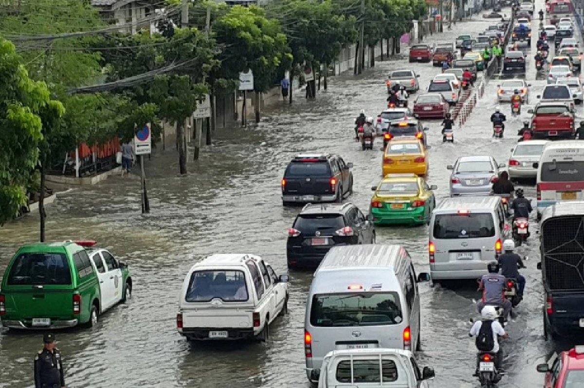 ฝนถล่มกรุงถนนรัชดาอ่วม!