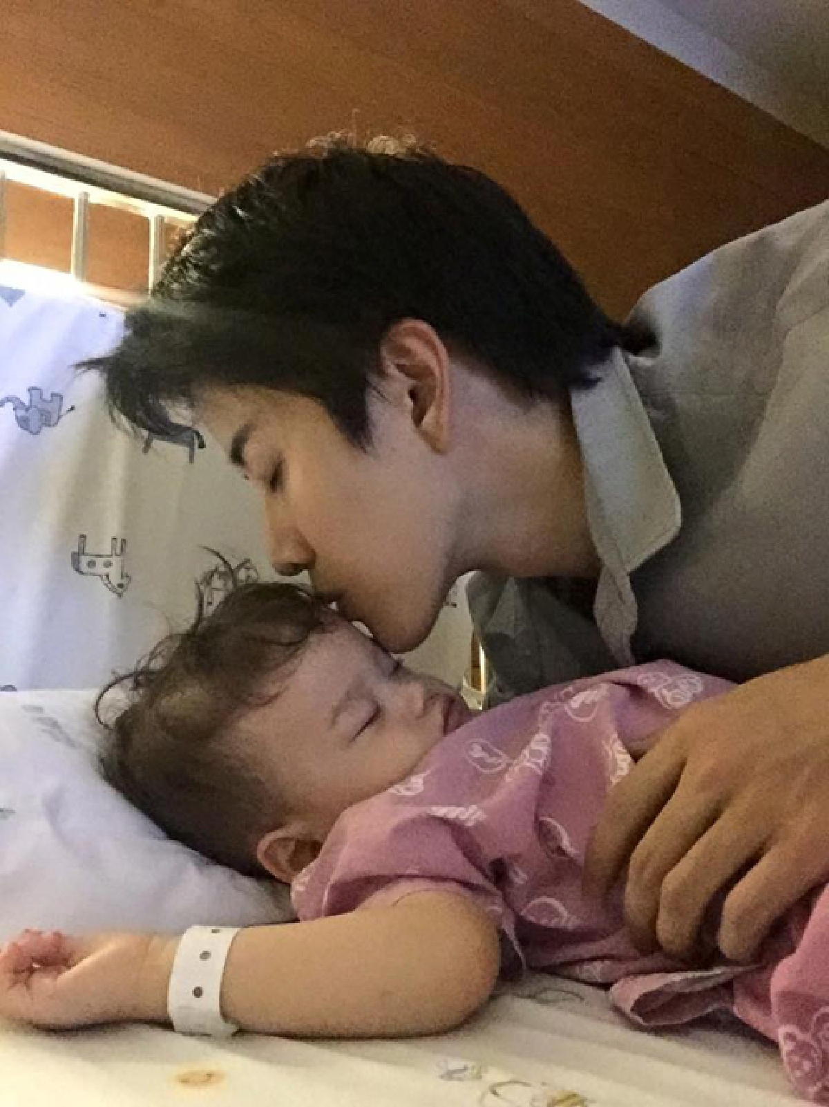 ภาพน่ารัก!ไมค์ พิรัชต์ เฝ้าไข้ น้องแม็กซ์เวลล์