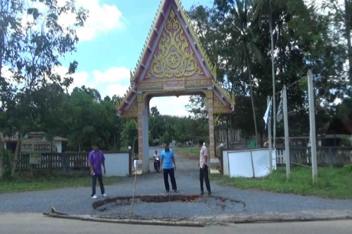 เกิดหลุบยุบหน้าประตูวัดที่ตรังรอบที่3 เกิดหลุบยุบหน้าประตูวัดที่ตรังรอบที่3