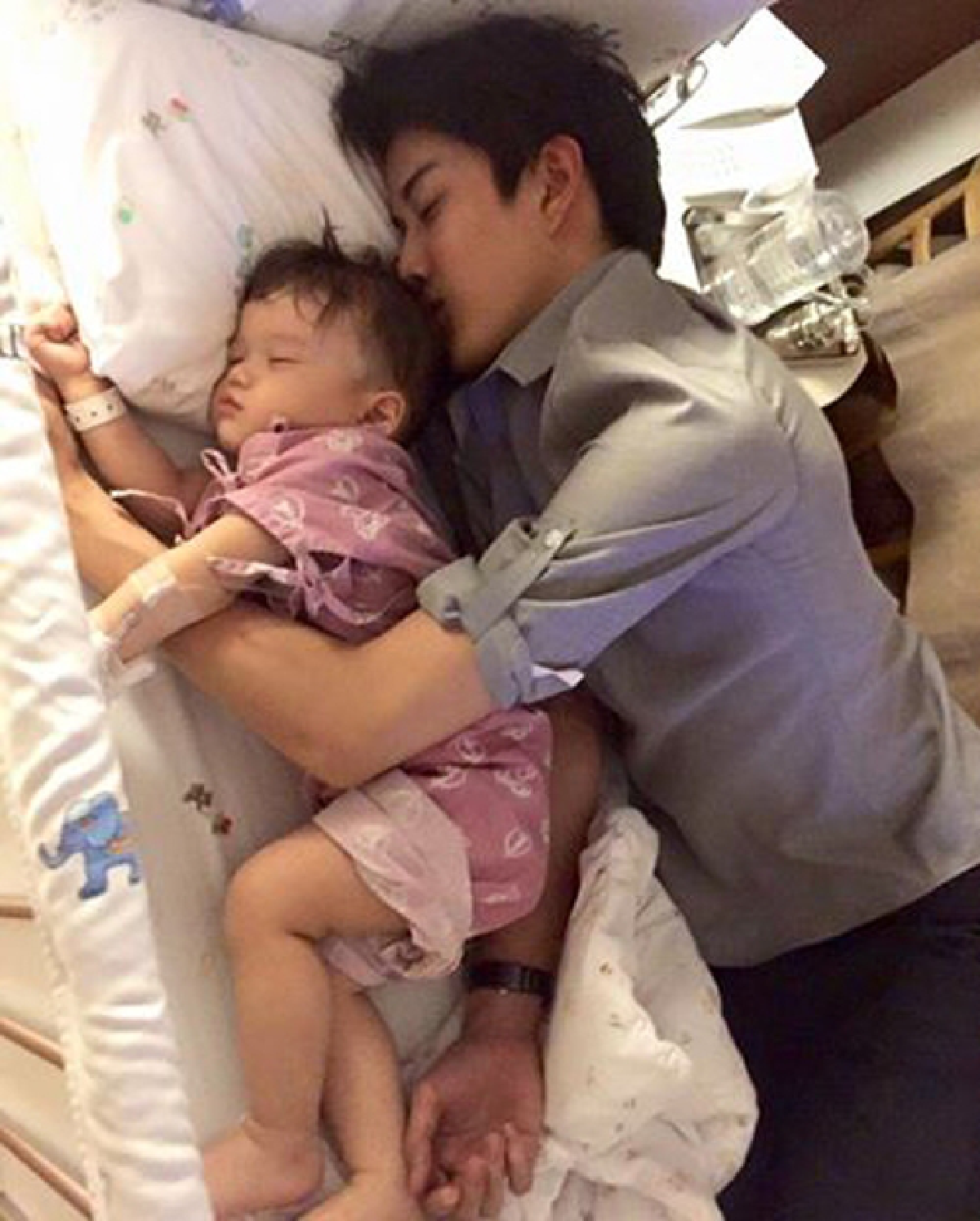 ภาพน่ารัก!ไมค์ พิรัชต์ เฝ้าไข้ น้องแม็กซ์เวลล์