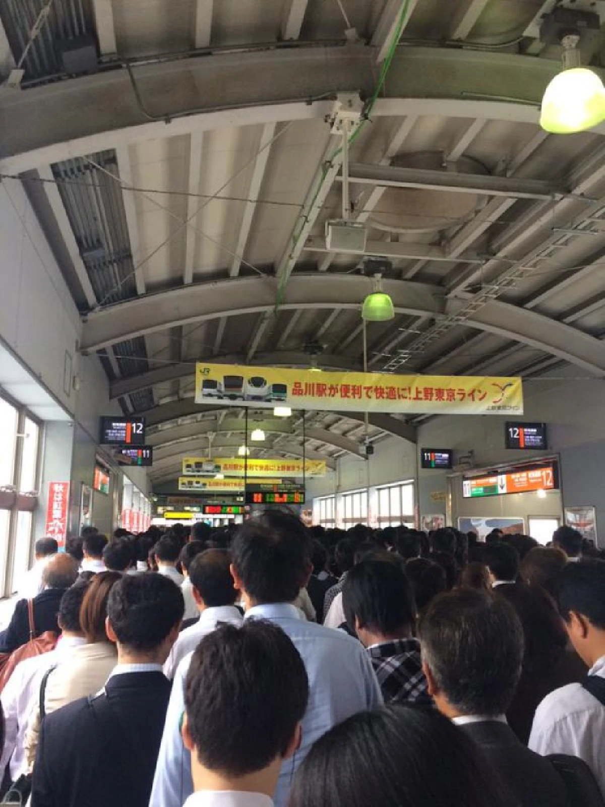 เมื่อรถไฟฟ้ากรุงโตเกียว เกิดขัดข้องในชั่วโมงเร่งด่วน (ชมภาพ)
