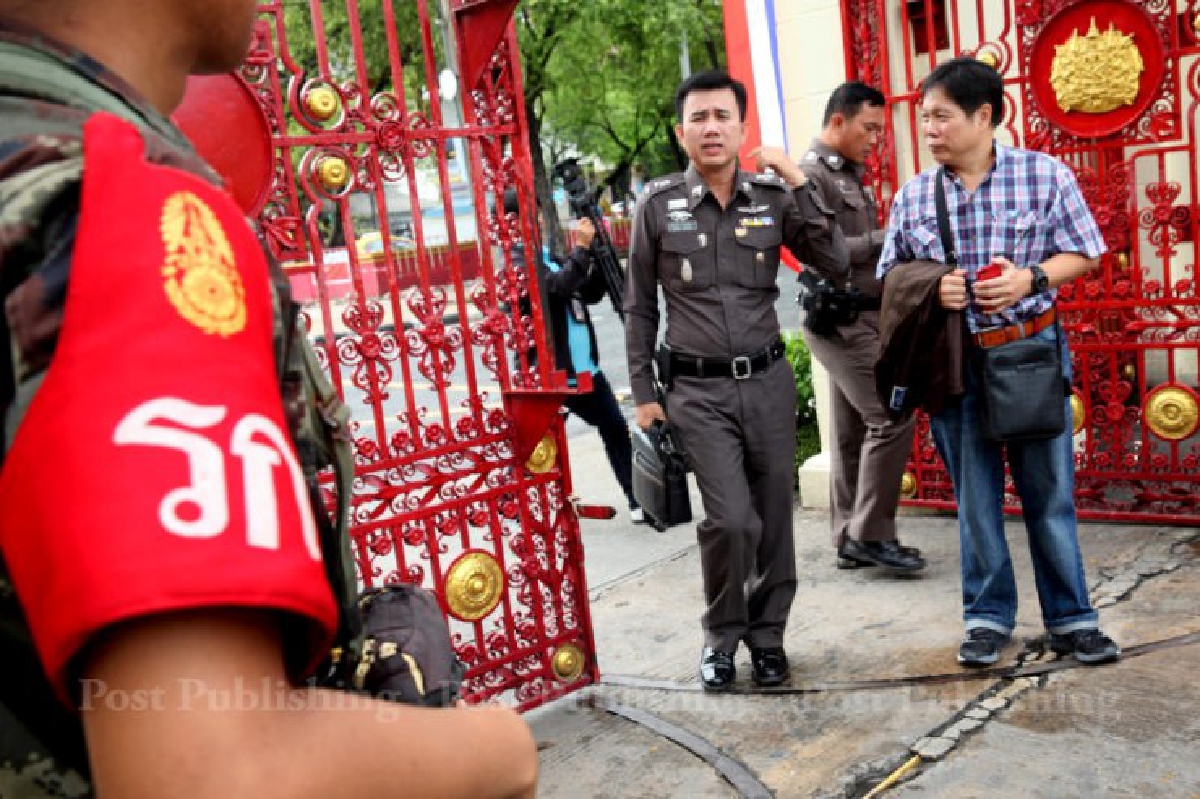 "เซีย" การ์ตูนนิสต์ไทยรัฐเข้าพบคสช. หลังถูกเชิญพูดคุย "เซีย" การ์ตูนนิสต์ไทยรัฐเข้าพบคสช. หลังถูกเชิญพูดคุย