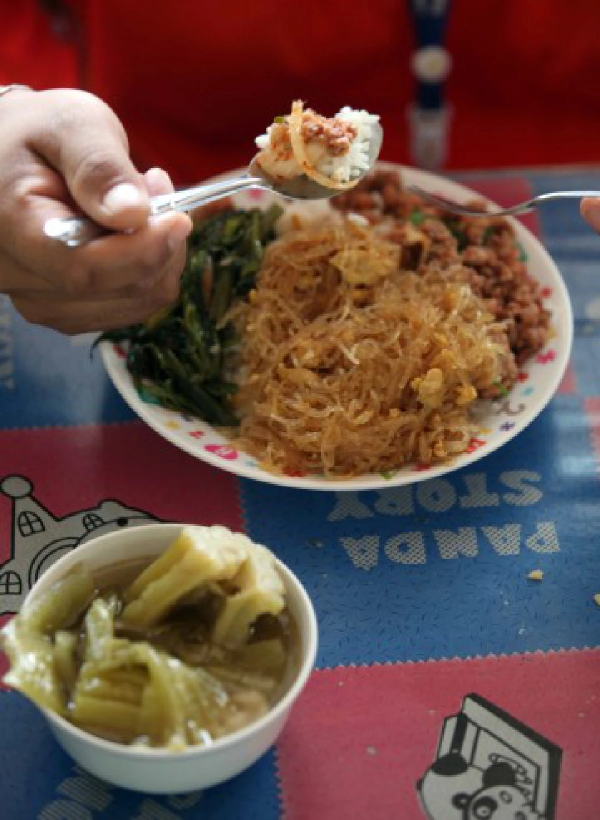 ภัตตาคารข้างถนน...ขวัญใจคนรากหญ้า