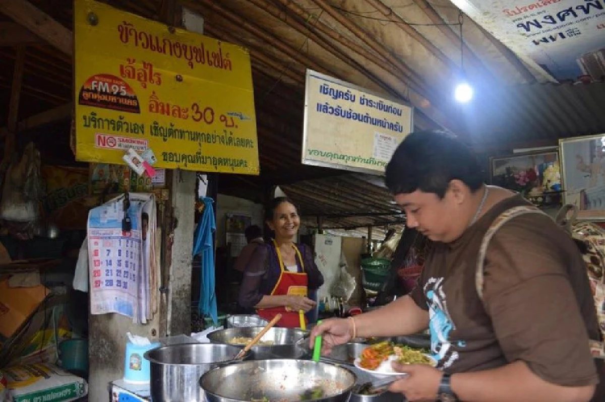 ภัตตาคารข้างถนน...ขวัญใจคนรากหญ้า