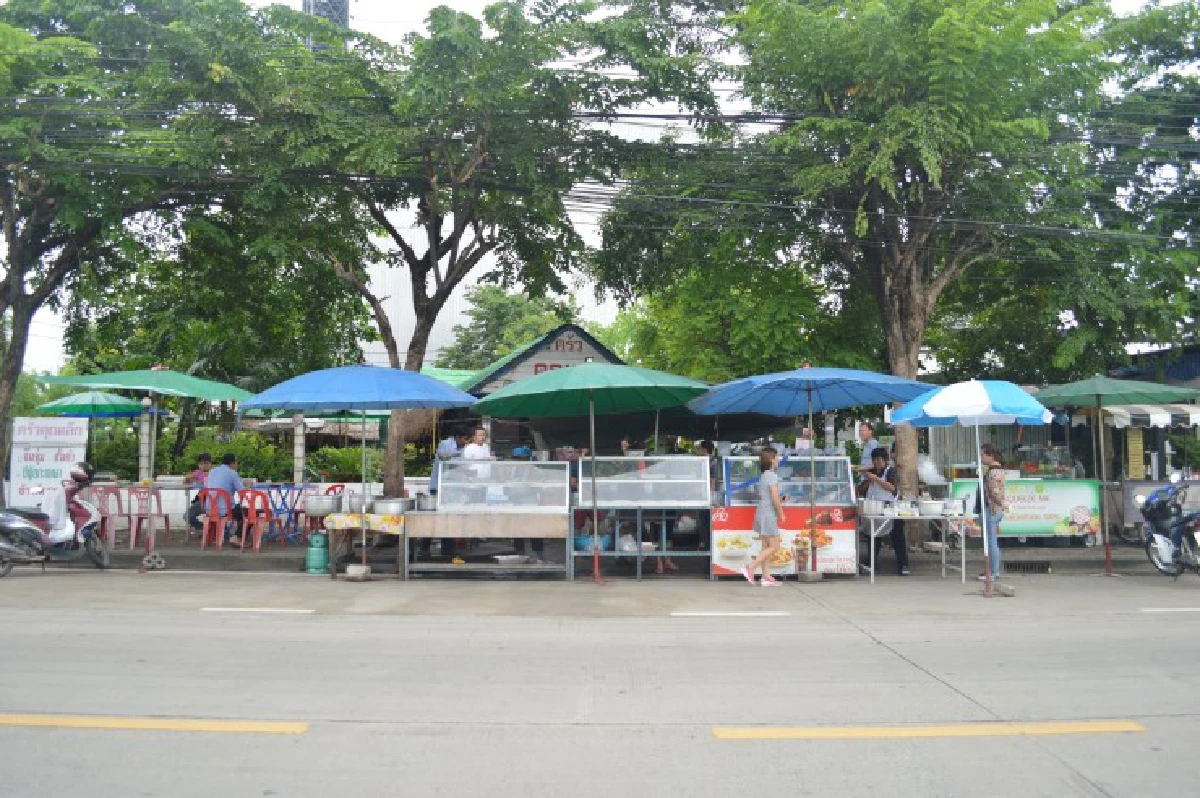 ภัตตาคารข้างถนน...ขวัญใจคนรากหญ้า