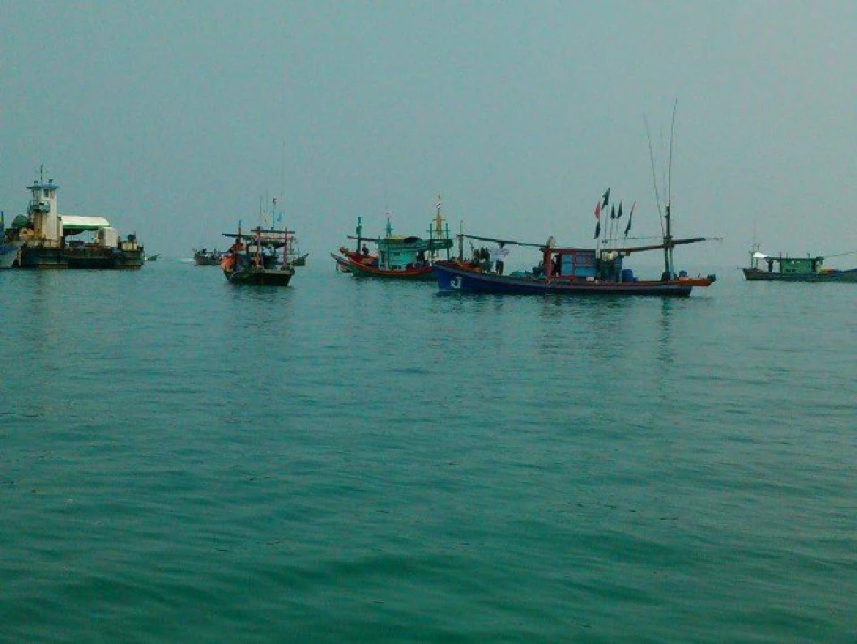 ประมงพื้นบ้านสงขลากว่า 100 ลำเข้าล้อมเรือขุดเจาะ กฟผ.