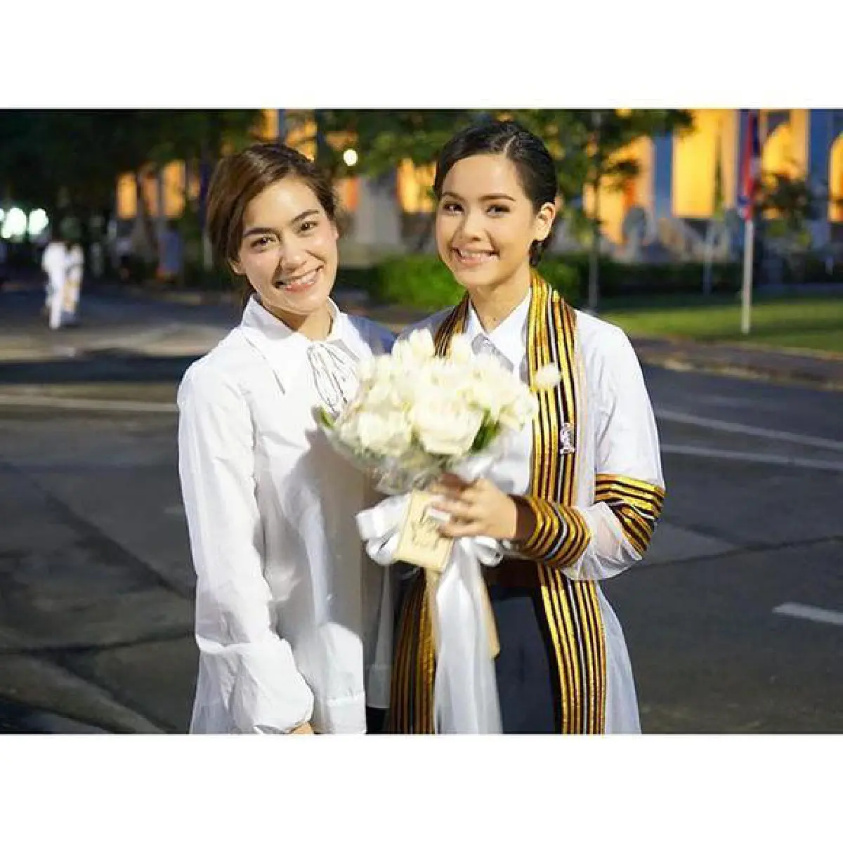 ญาญ่า เข้ารับปริญญาจุฬาฯ เพื่อนดาราร่วมยินดี