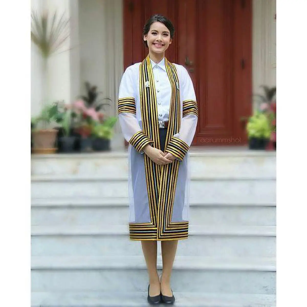 ญาญ่า เข้ารับปริญญาจุฬาฯ เพื่อนดาราร่วมยินดี