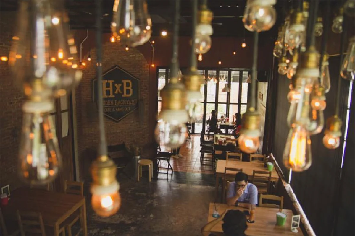 นั่งชิลในสวนหลังบ้าน ฮิดเด้น แบคยาร์ด