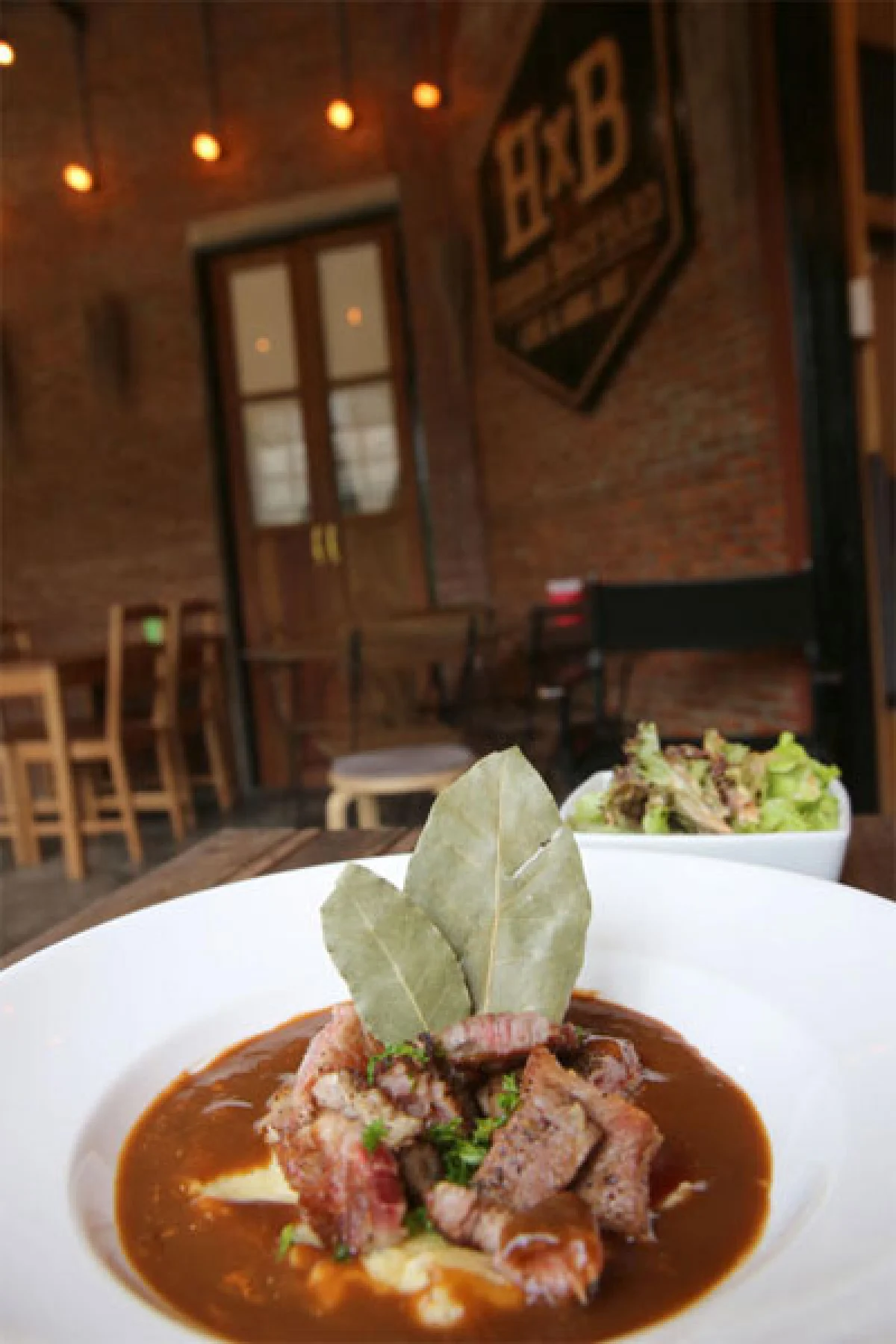 นั่งชิลในสวนหลังบ้าน ฮิดเด้น แบคยาร์ด