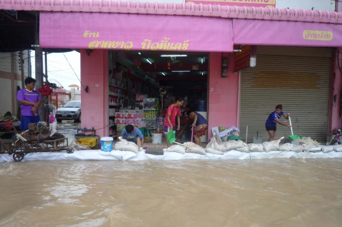 เทศบาลลาดยาวอ่วม!น้ำป่าทะลักท่วมย่านการค้า