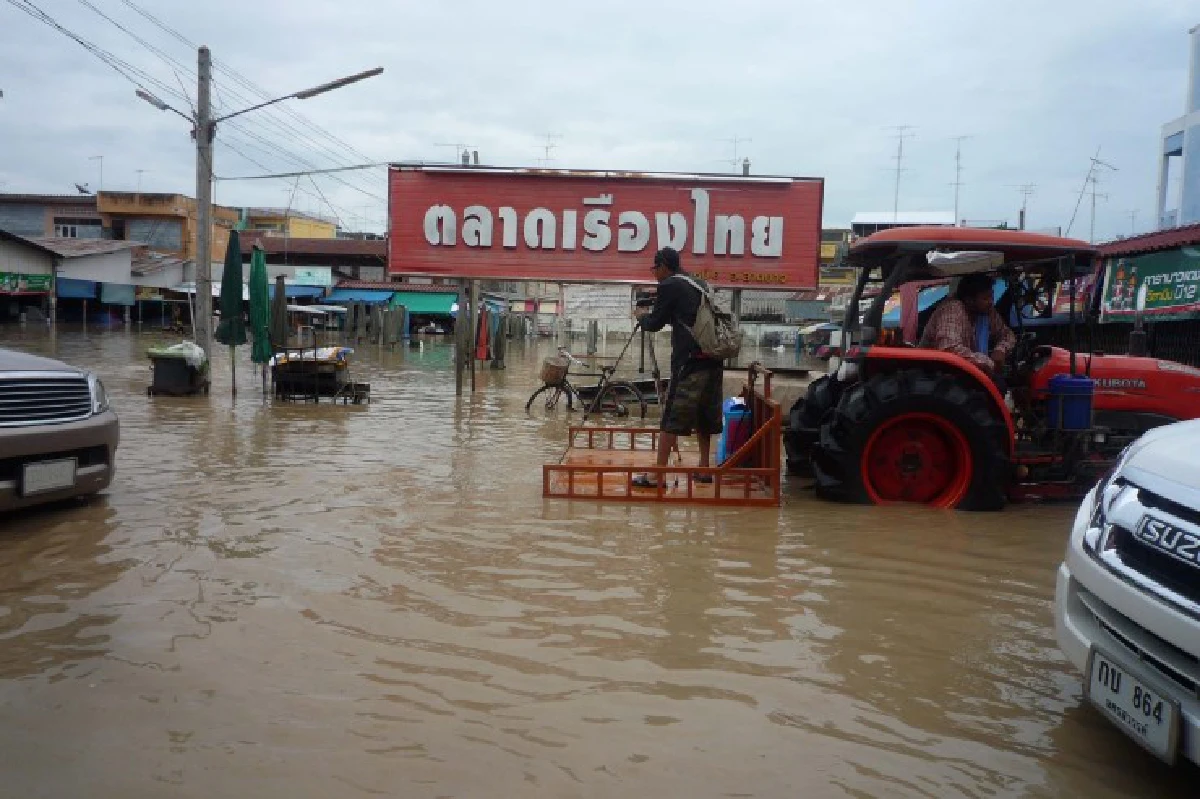 เทศบาลลาดยาวอ่วม!น้ำป่าทะลักท่วมย่านการค้า