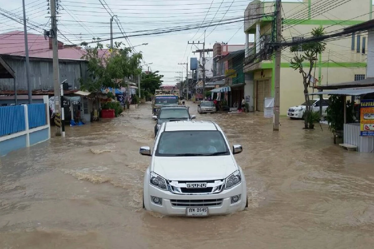 เทศบาลลาดยาวอ่วม!น้ำป่าทะลักท่วมย่านการค้า