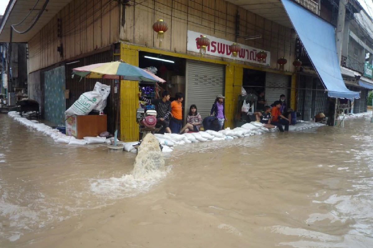 เทศบาลลาดยาวอ่วม!น้ำป่าทะลักท่วมย่านการค้า