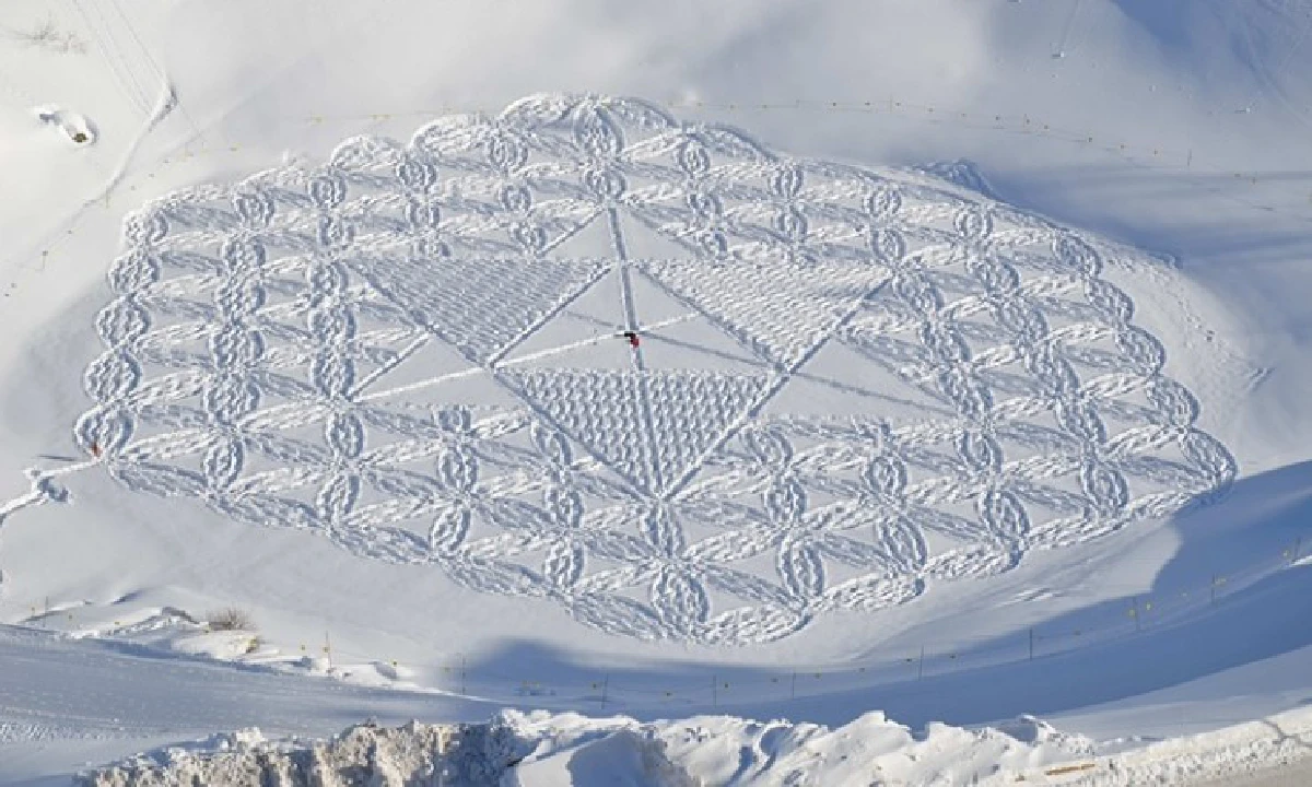สวยสุดยอด!เมื่อชายอังกฤษเนรมิตภาพศิลปะบนผืนหิมะด้วย"เท้า" (ชมภาพ)