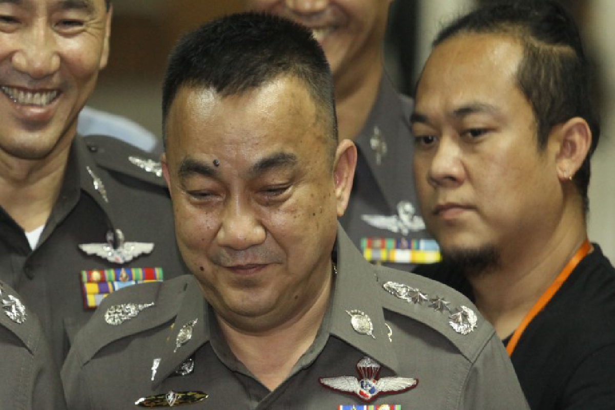 "ศรีวราห์" เผยขอศาลออกหมายจับคดีแอบอ้างสถาบันแล้ว "ศรีวราห์" เผยขอศาลออกหมายจับคดีแอบอ้างสถาบันแล้ว