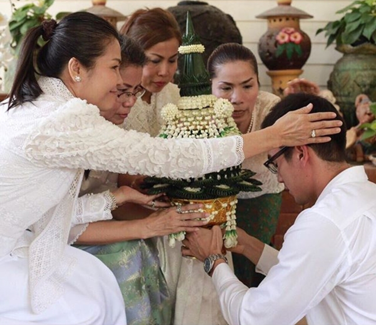 ภาพประทับใจ! ณเดชน์ ขอขมาลาบวชต่อญาติผู้ใหญ่