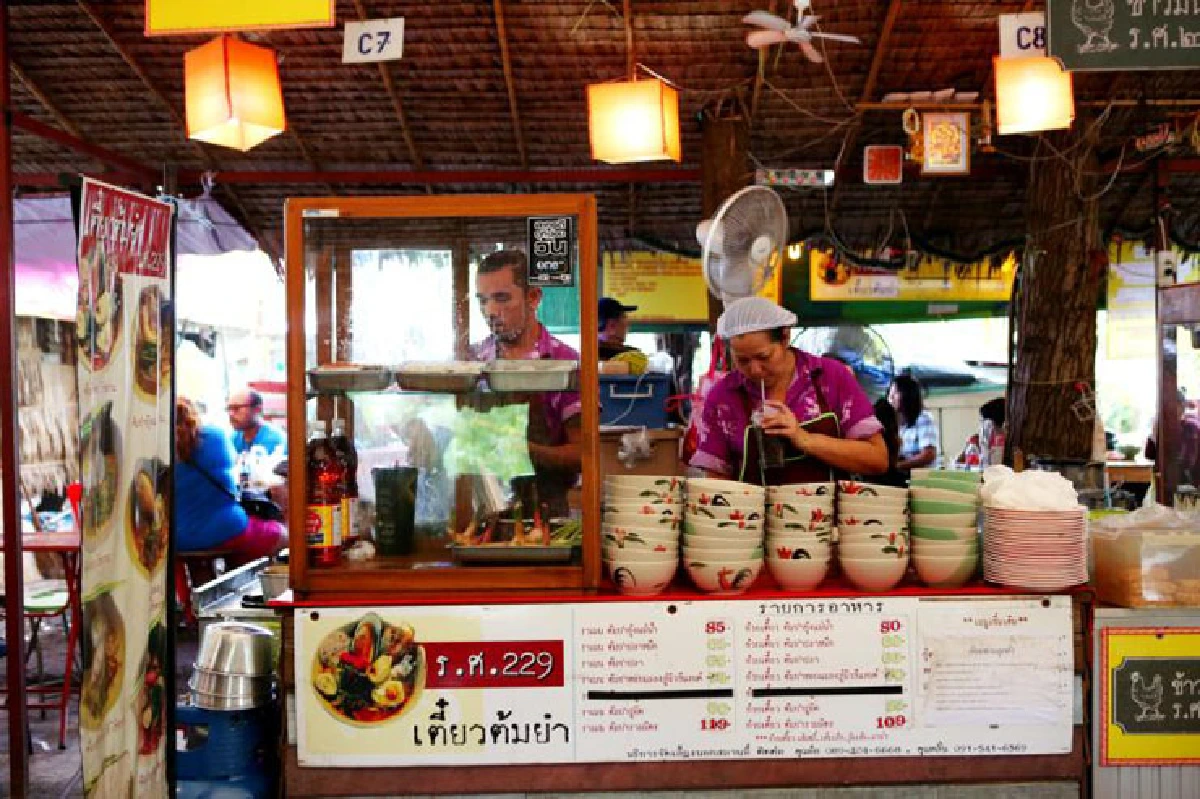 ก๋วยเตี๋ยวต้มยำ ร.ศ.229 เมนูเด็ดรสแซ่บซี้ด ย่านพระประแดง