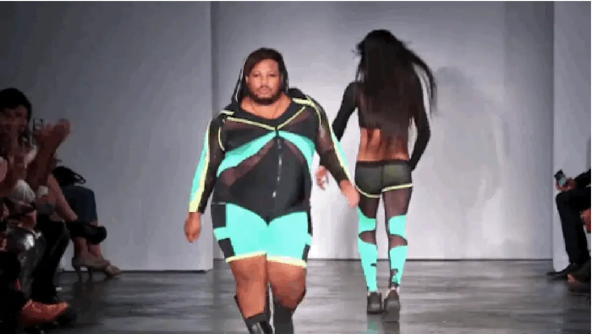 เมื่อนายแบบพุงพลุ้ยโชว์สเต็ปเทพถล่มแคทวอล์ค (ชมคลิป)