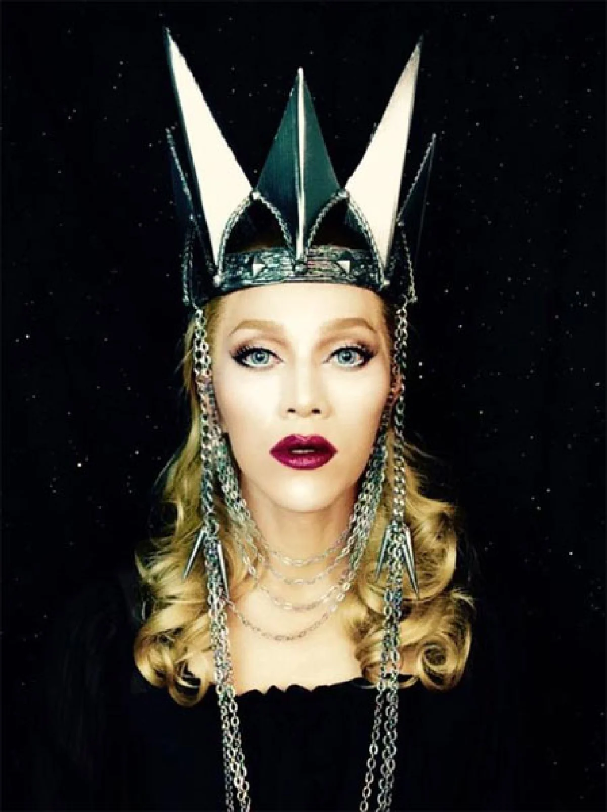 อะไรซ่อนอยู่หลังหน้ากาก