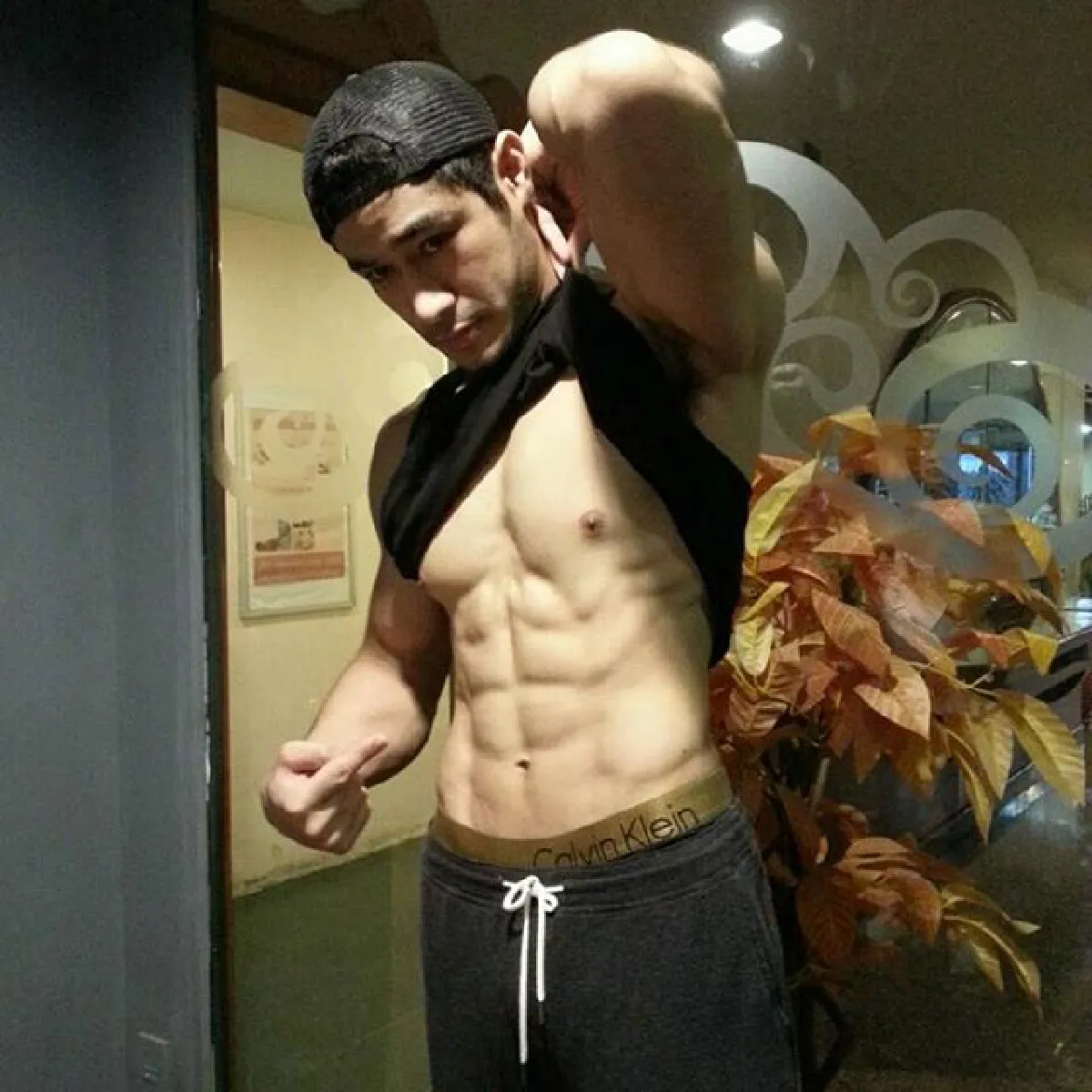 ซิคแพกแน่น! โอม อัชชา อวดหุ่นใหม่กล้ามเป็นมัดๆ