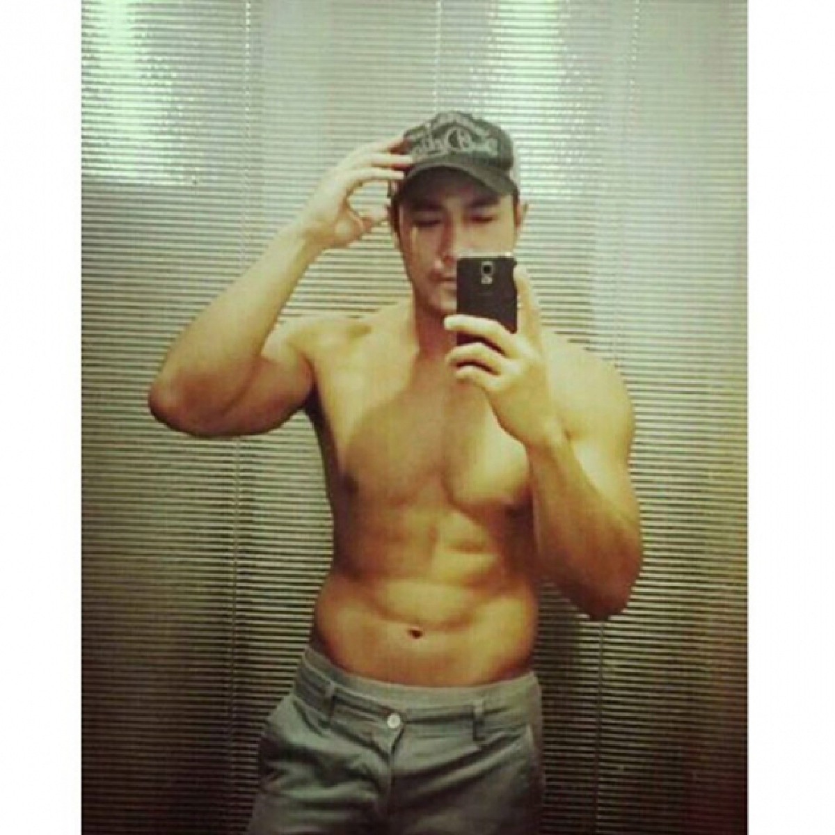 ซิคแพกแน่น! โอม อัชชา อวดหุ่นใหม่กล้ามเป็นมัดๆ