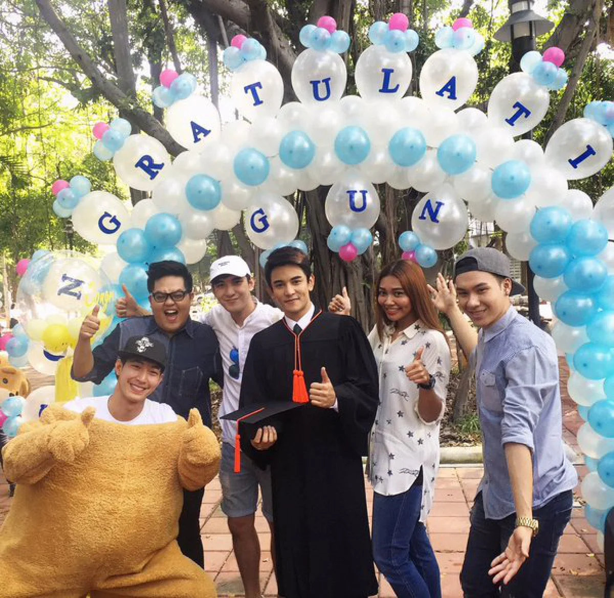 กัน นภัทร ปลื้ม!รับปริญญา แฟนคลับใจป้ำให้ทอง 10 บาท