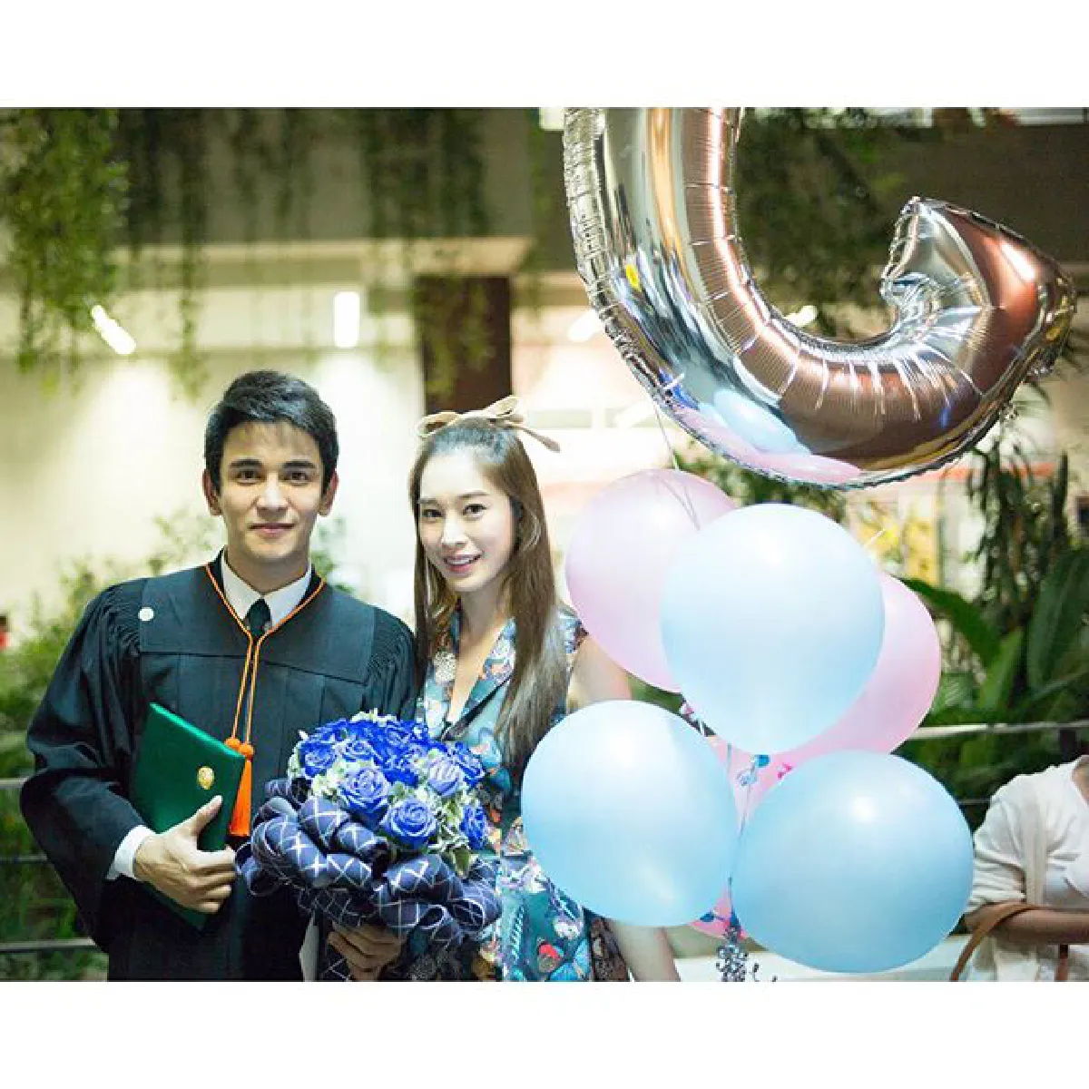 ลุ้นรีเทิร์น?! ฐิสา หอบดอกไม้ยินดี กัน รับปริญญา